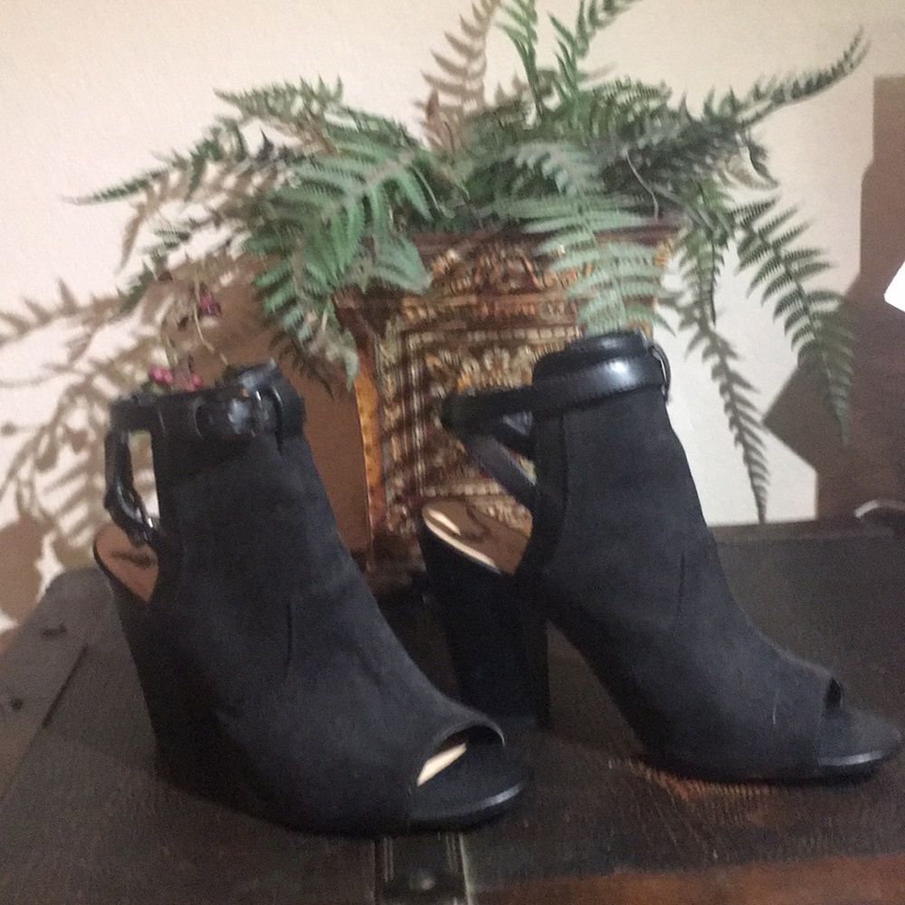 Black Peep toe heels.